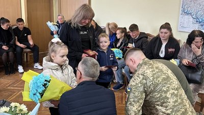 На Вінниччині родинам загиблих оборонців вручили державні нагороди На Вінниччині родинам загиблих оборонців вручили державні нагороди
