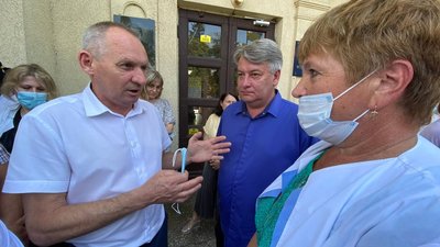 "Купую їсти з кредитки": у Валках на Харківщині протестують медики "Купую їсти з кредитки": у Валках на Харківщині протестують медики