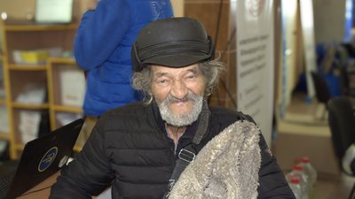 89-річний переселенець з Донеччини врятувався від удару дрона разом із куркою