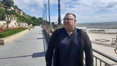 Історик з Херсона на узбережжі Одеси знайшов грецьку амфору і передав її музею Історик з Херсона на узбережжі Одеси знайшов грецьку амфору і передав її музею