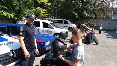 У Вінниці школярам про свою прорфесію розповіли поліцейські та рятувальники У Вінниці школярам про свою прорфесію розповіли поліцейські та рятувальники