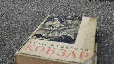 "Жовта стрічка" — активістка опублікувала фото "Кобзаря" на вулицях Сімферополя