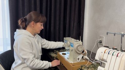 На Тернопільщині жінки організували волонтерський швейний цех На Тернопільщині жінки організували волонтерський швейний цех