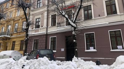 У Львові снігова брила пошкодила припаркований автомобіль У Львові снігова брила пошкодила припаркований автомобіль