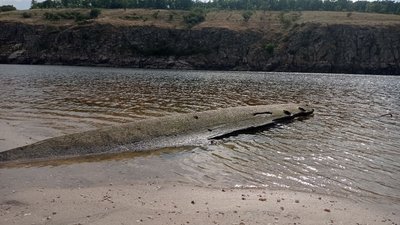 У Запоріжжі з Дніпра на Хортиці дістали фрагмент судна У Запоріжжі з Дніпра на Хортиці дістали фрагмент судна