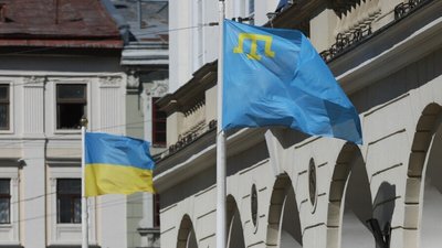 Кримськотатарський прапор на флагштоці біля Ратуші