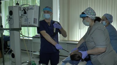 Лікар Денис Янченко проводить маніпуляцію із пацієнтом Лікар Денис Янченко проводить маніпуляцію із пацієнтом