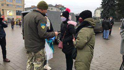 Теплі речі, продукти та обереги: з Луцька на схід повезли допомогу бійцям Теплі речі, продукти та обереги: з Луцька на схід повезли допомогу бійцям