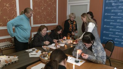 У Рівному вимушених переселенців навчали писанкарству