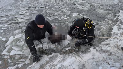 Рятувальники дістають тіло чоловіка