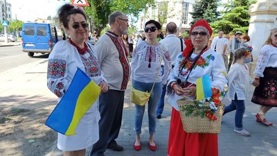 Миколаївці у вишиванках пройшли центром міста Миколаївці у вишиванках пройшли центром міста