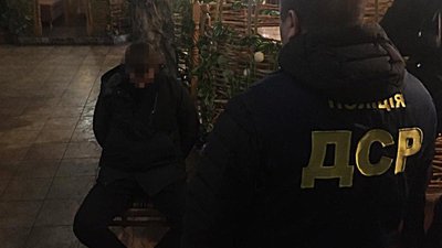 У Миколаєві поліція затримала людей, які вимагали в підприємця 660 тисяч гривень «боргу»
