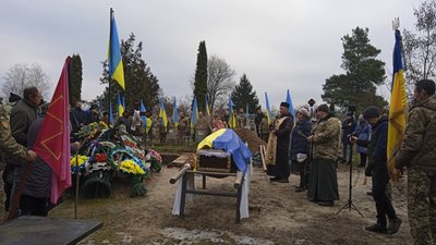 На Чернігівщині поховали двох солдатів, які загинули на сході України На Чернігівщині поховали двох солдатів, які загинули на сході України