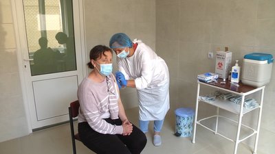 Медики Хмельниччини отримали другу дозу вакцини AstraZeneca, яку чекали майже три тижні