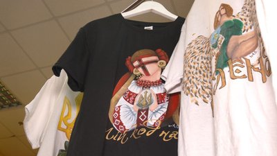 Черкащанка розмальовує футболки Черкащанка розмальовує футболки