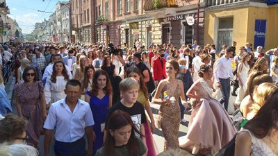 У Тернополі випускники вийшли на урочисту ходу У Тернополі випускники вийшли на урочисту ходу
