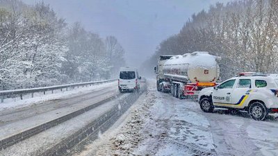 На Івано-Франківщині рятувальники та поліцейські витягували автівки з кюветів На Івано-Франківщині рятувальники та поліцейські витягували автівки з кюветів