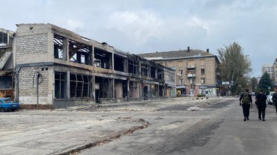 "Нас рятувала праця". Сумський лікар Дмитро
Суховій врятував близько сотні людей "Нас рятувала праця". Сумський лікар Дмитро
Суховій врятував близько сотні людей