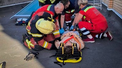 Чоловік впав з вікна багатоповерхівки на дах магазину