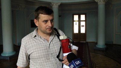 Півтора десятка житомирян під стінами міської ради вимагали знизити тарифи на комунальні послуги Півтора десятка житомирян під стінами міської ради вимагали знизити тарифи на комунальні послуги