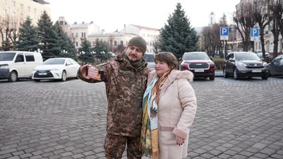 Волонтерка передала військовому підрозділу з Чернігівщини реанімобіль Волонтерка передала військовому підрозділу з Чернігівщини реанімобіль