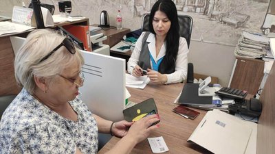 У Прозорому офісі у Житомирі вимушені переселенці можуть отримати грошову допомогу від місії ООН