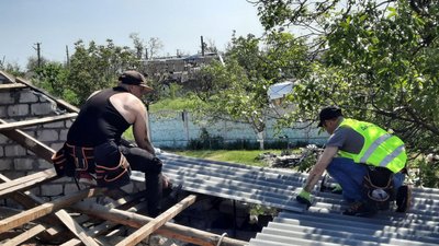 Безкоштовна допомога. На Миколаївщині "Добробат" відновлює пошкоджені будинки Безкоштовна допомога. На Миколаївщині "Добробат" відновлює пошкоджені будинки