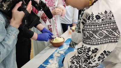 Учасники акції "Ніч у музеї" ліплять вареники Учасники акції "Ніч у музеї" ліплять вареники