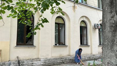 У Полтаві прибирають наслідки обстрілу РФ, який стався 23 травня