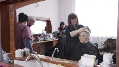 Вінницький салон краси зробив безкоштовні стрижки та укладки для мешканців обласного пансіонату
