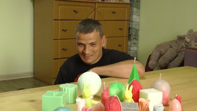 Виготовляє свічки. Прикарпатець з інвалідністю Ігор Човпило Виготовляє свічки. Прикарпатець з інвалідністю Ігор Човпило