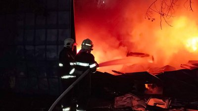 Рятувальники ліквідовують пожежу після падіння уламків російського дрона