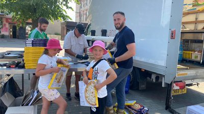 На Прикарпатті волонтери-іноземці з Siobhans Trust нагодували майже 1000 переселенців