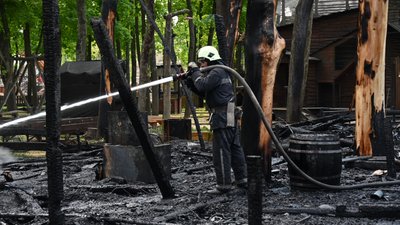 Обстріл центру Харкова: рятувальники загасили пожежу в парку Обстріл центру Харкова: рятувальники загасили пожежу в парку