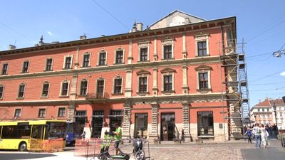 Скульптурна група "Хрещення". Як реставрують фігури із львівської кам’яниці