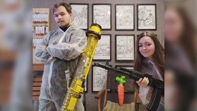 У Чернівцях художники розписують військові трофеї – продають їх на благодійних аукціонах