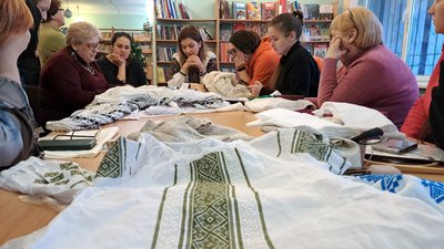 «Тримаємо культурний фронт». У Дніпрі відбулася зустріч з прикарпатською вишивальницею й колекціонеркою вишивки