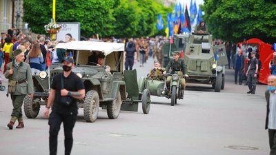 Марш слави, реконструкція подій, панахида. В Івано-Франківську відзначили День Героїв Марш слави, реконструкція подій, панахида. В Івано-Франківську відзначили День Героїв