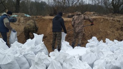 В районі на Волині учасники добровольчого формування будують оборонні споруди В районі на Волині учасники добровольчого формування будують оборонні споруди