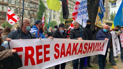 Під посольством Грузії у Києві мітингували прихильники Саакашвілі Під посольством Грузії у Києві мітингували прихильники Саакашвілі