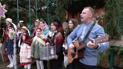 Учні академічного ліцею на Рівненщині колядують, щоб допомогти ЗСУ Учні академічного ліцею на Рівненщині колядують, щоб допомогти ЗСУ
