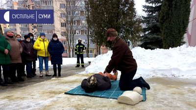 У Сумах рятувальники навчали працівників школи правилам поводження під час пожежі У Сумах рятувальники навчали працівників школи правилам поводження під час пожежі