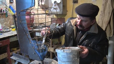 На Миколаївщині чоловік власноруч створив музей амфор в античному стилі