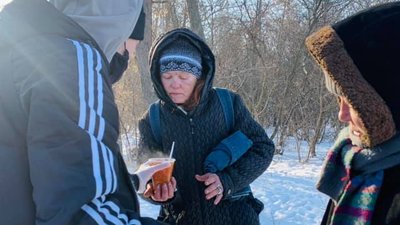 Теплотраси, звалища, люки. У Кропивницькому безпритульним розвозили гарячу їжу
