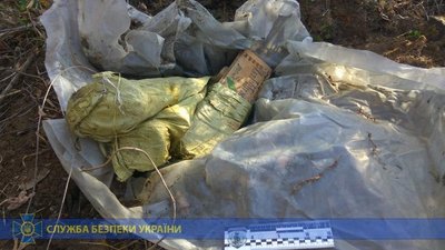 На Луганщині виявили схованку зі зброєю та боєприпасами, облаштовану бойовиками. ФОТО На Луганщині виявили схованку зі зброєю та боєприпасами, облаштовану бойовиками. ФОТО