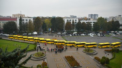 15 шкіл на Рівненщині отримали нові шкільні автобуси
