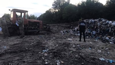 Львівське сміття на Вінниччині: правоохоронці затримали 5 вантажівок Львівське сміття на Вінниччині: правоохоронці затримали 5 вантажівок