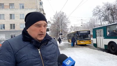 У Житомирі до прибирання снігу та посипання доріг і тротуарів долучили підрядні організації У Житомирі до прибирання снігу та посипання доріг і тротуарів долучили підрядні організації