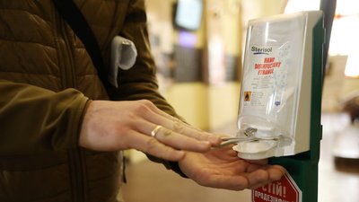 Профілактика коронавірусу: у Львові в громадських місцях встановлять антисептики для рук