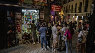 Купання у фонтанах і танці без масок. Як в Іспанії відзначали скасування режиму НС Купання у фонтанах і танці без масок. Як в Іспанії відзначали скасування режиму НС